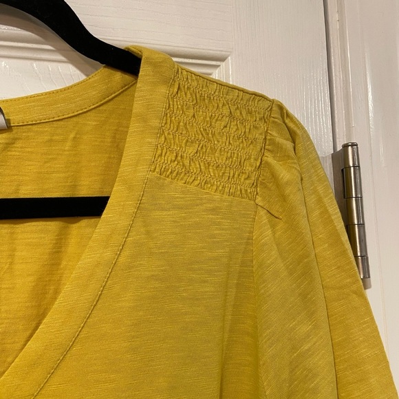 NWT J. Jill Size XL Marigold Yellow 3/4 Smocked Sleeve Henley Top Pearl Buttons - Picture 4 of 11